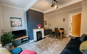 Little Red Holiday Home - 2 Bed House With Free Parking Within West Yorkshire, Local Access To The Peak District