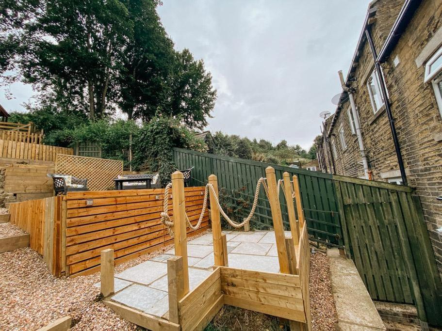 Little Red Holiday Home: Peak District Gateway with Free Parking Halifax Exterior photo