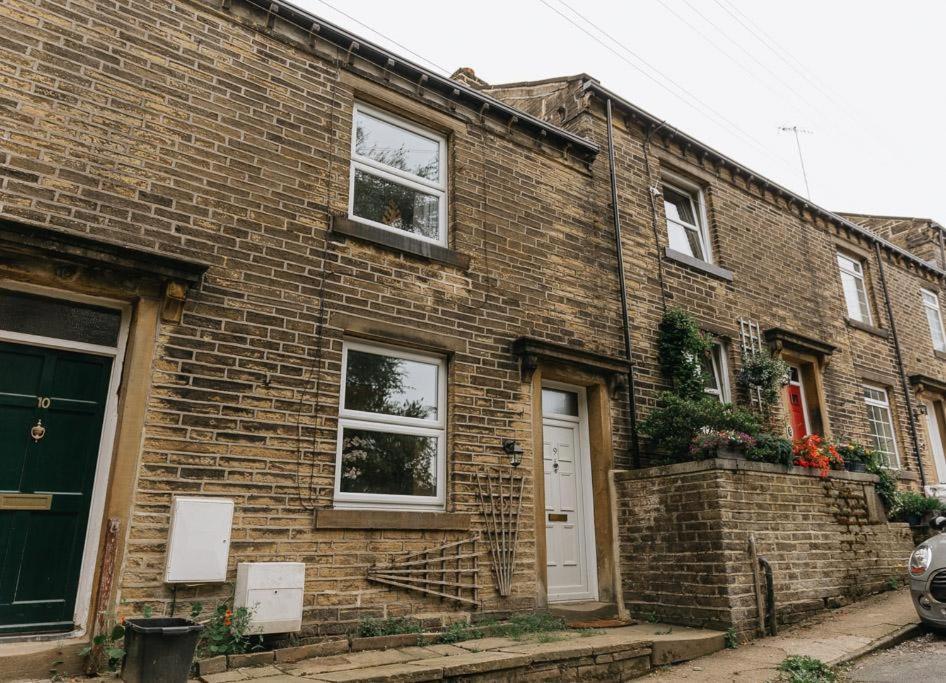 Little Red Holiday Home: Peak District Gateway with Free Parking Halifax Exterior photo