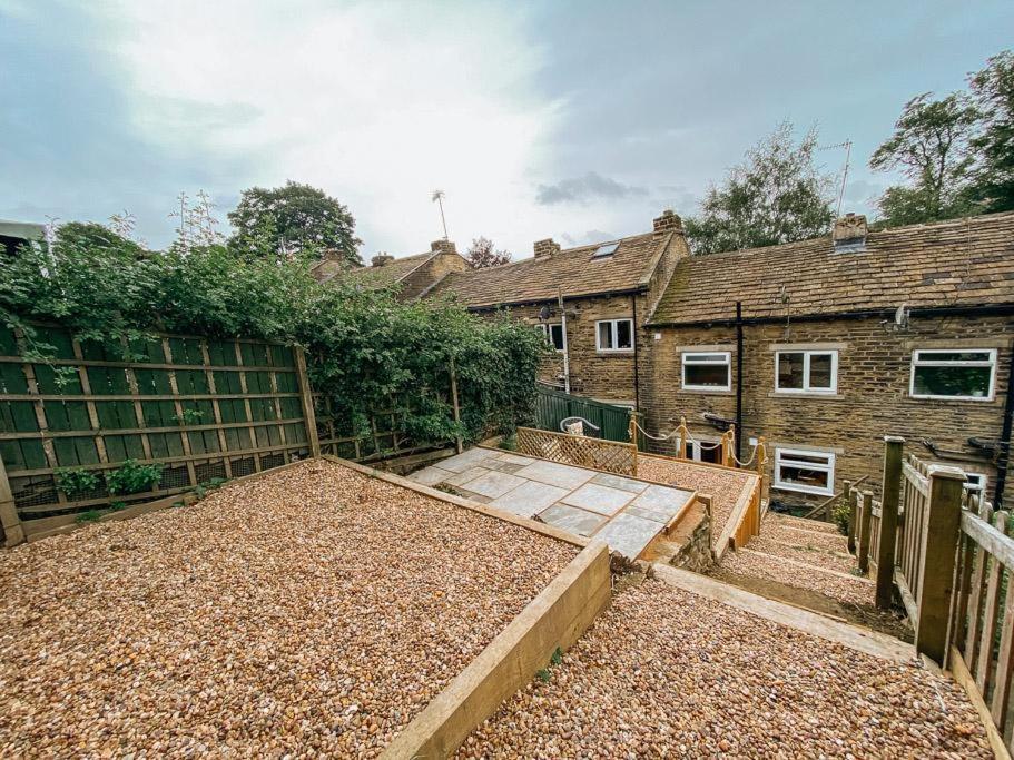 Little Red Holiday Home: Peak District Gateway with Free Parking Halifax Exterior photo